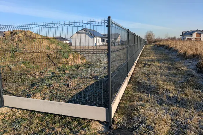 Ogrodzenie panelowe 3D z deską cokołową – realizacja Ogrodzenia Gorzów