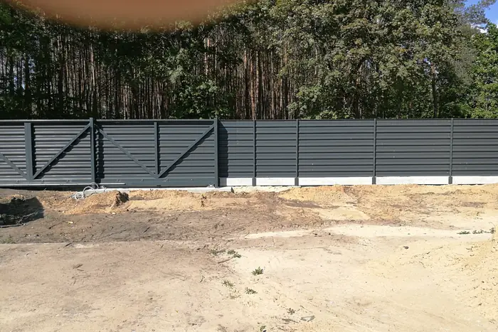 Ogrodzenie przemysłowe z blachy trapezowej 2,2 m z bramą przesuwną 10 m