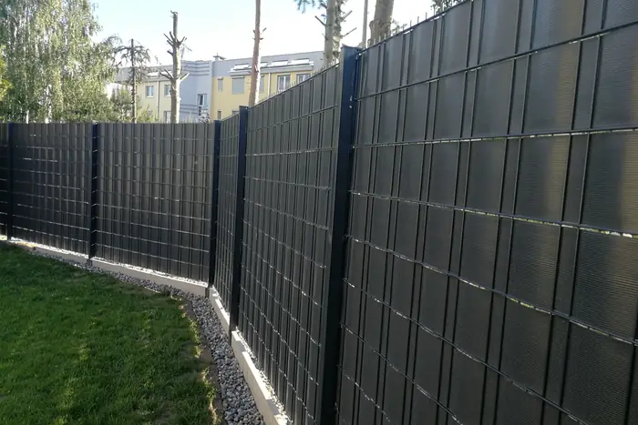 Ogrodzenie panelowe 2D z taśmą maskującą o wysokości 2 m