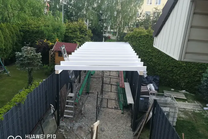 Wiata garażowa przy ogrodzeniu panelowym 2D z taśmą maskującą