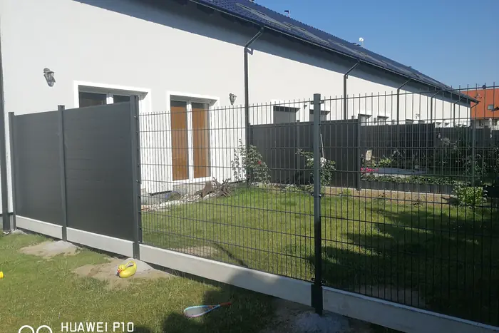 Ogrodzenie panelowe 2D połączone z deską kompozytową i cokołem