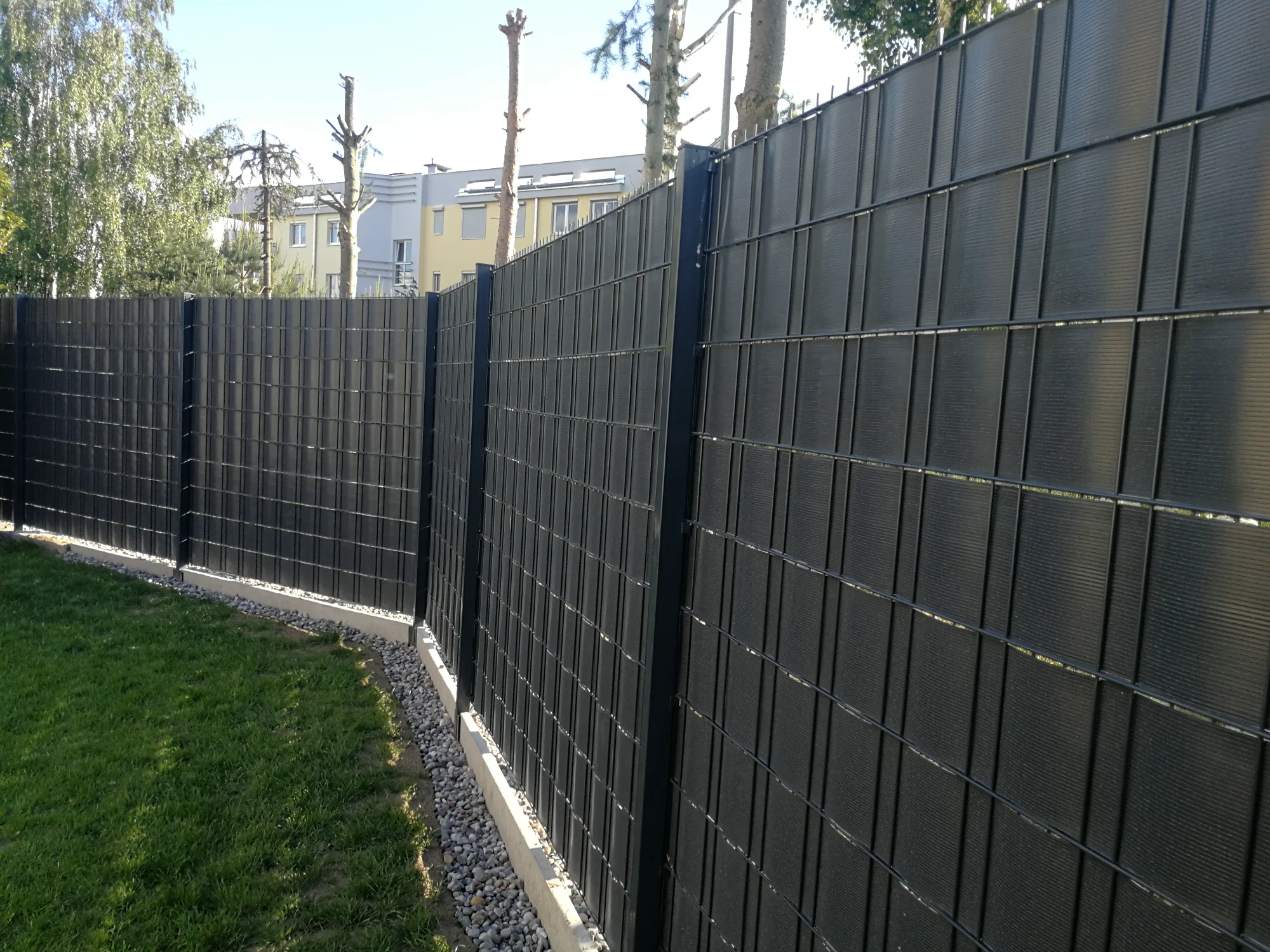 Czarne panele ogrodzeniowe 3D - realizacja Gorzów